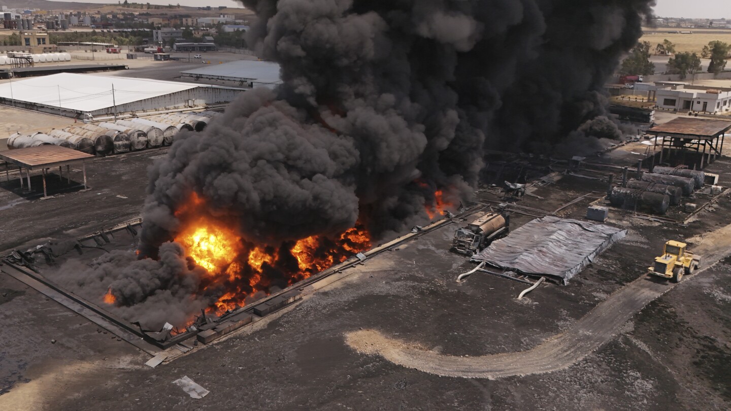 Пожарникари се борят с огромен пожар в петролна рафинерия в Северен Ирак
