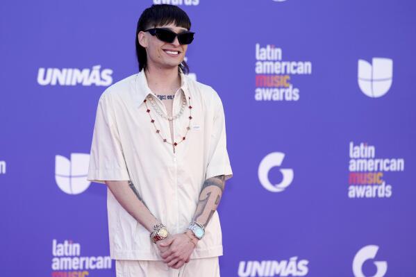 Peso Pluma llega a los Latin American Music Awards el 20 de abril de 2023, en la Arena MGM Grand Garden en Las Vegas. (Foto AP/John Locher)