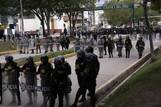 ARCHIVO - La policía formada en posición defensiva cerca del aeropuerto ante el avance de manifestantes contra el gobierno en Cusco, Perú, el jueves 2 de febrero de 2023. Un manifestante que participó y resultó herido en las protestas en Cusco del 11 de enero, según un familiar, falleció el martes 21 de marzo de 2023, elevando a 67 el número de muertes relacionadas a las protestas contra el gobierno de la presidenta Dina Boluarte. (AP Foto/Rodrigo Abd, Archivo)