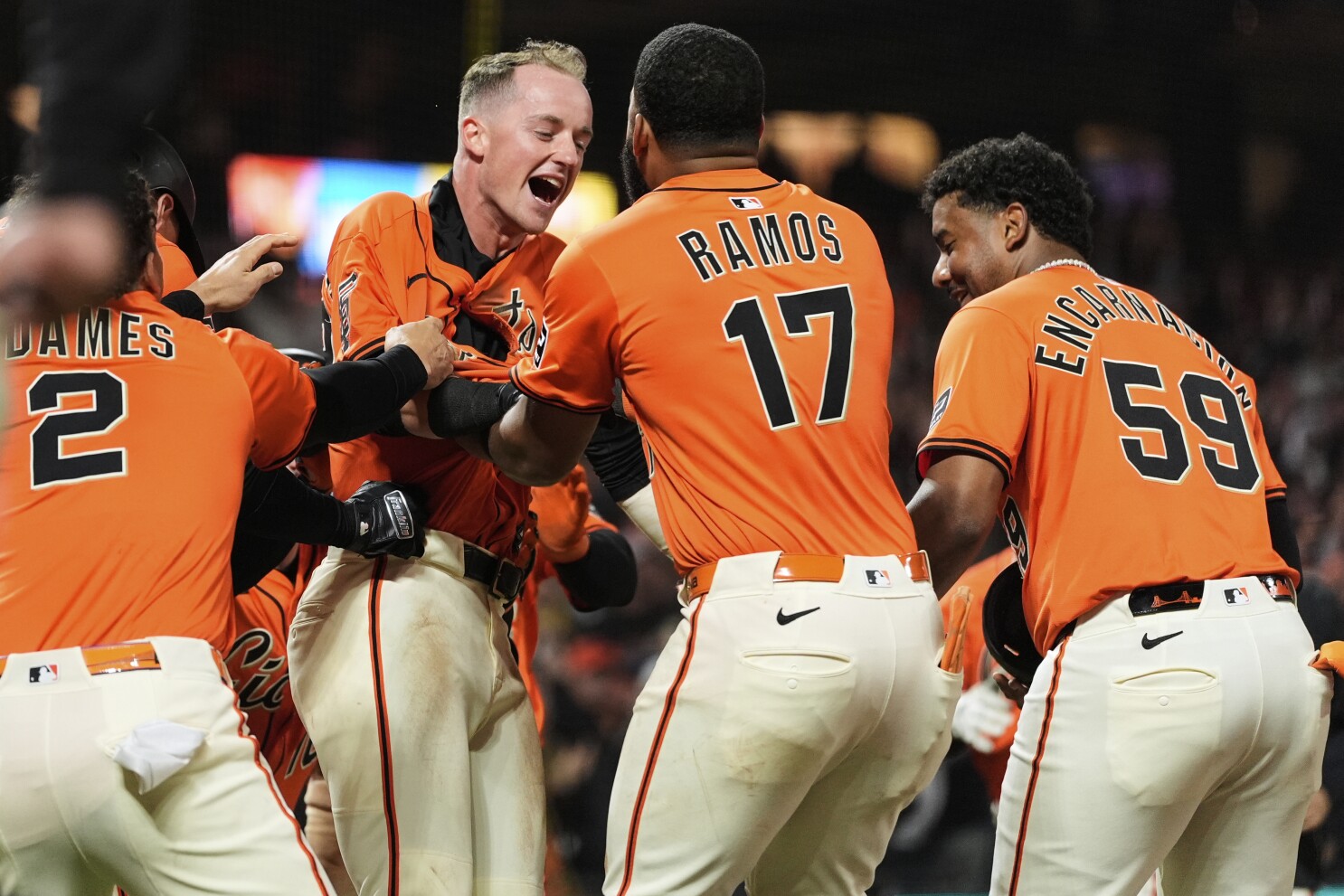 Giants beat the slumping Braves 5-4 in 10 innings on a wild pitch