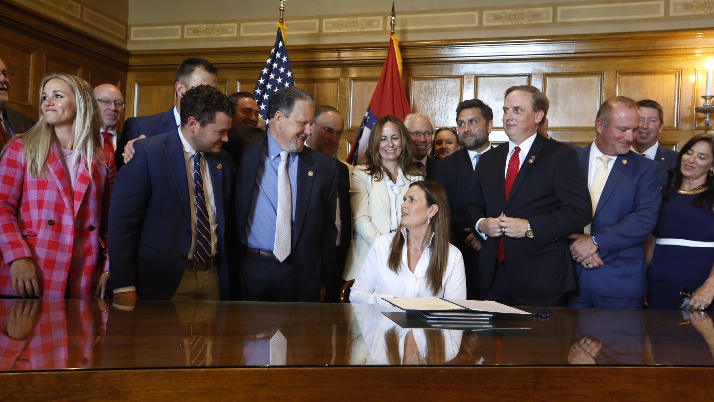 Губернаторът на Арканзас подписва закон за намаляване на данъците върху доходите и имуществото