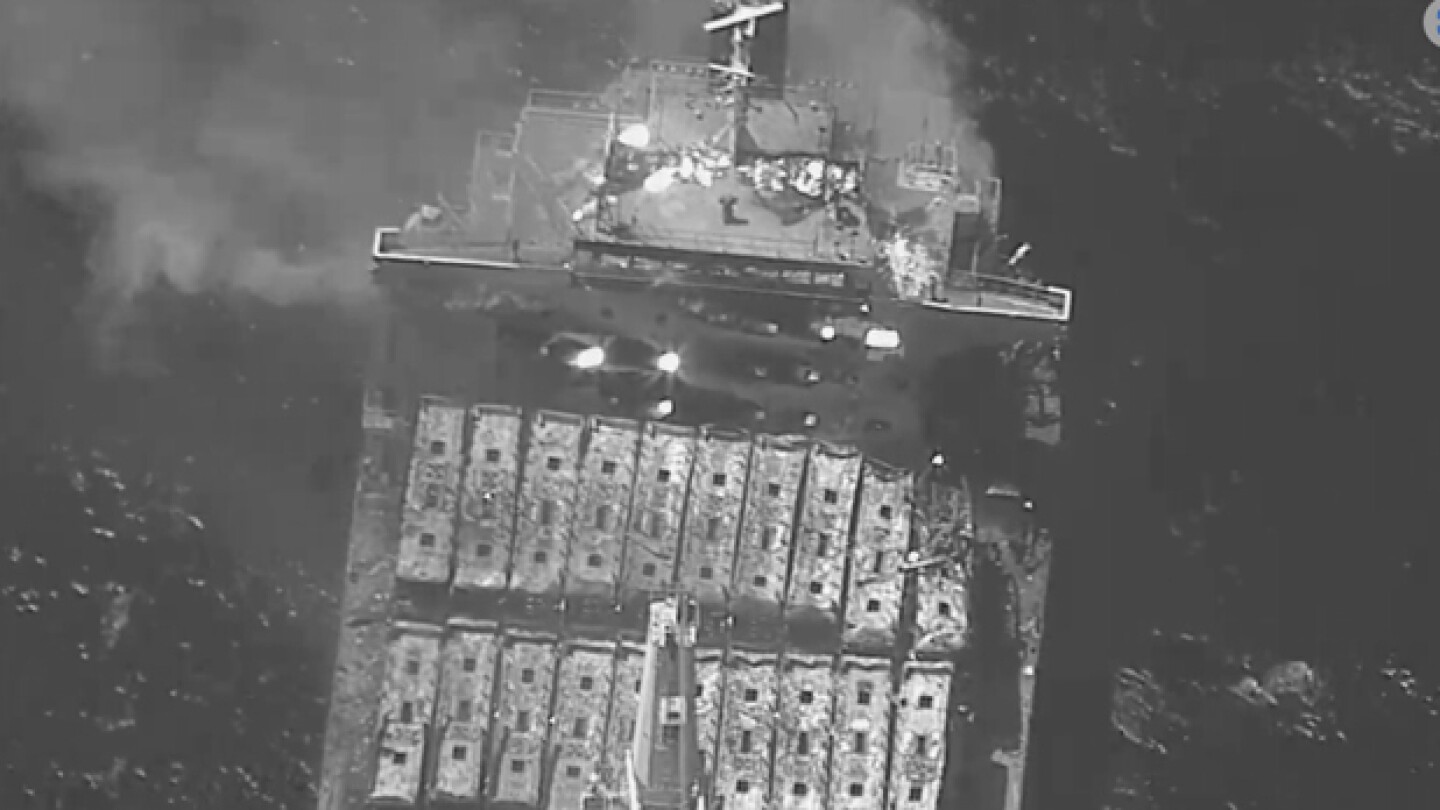 Анализ: Първата фатална атака срещу кораби от йеменските бунтовници хуси ескалира риска за разклащането на Близкия изток
