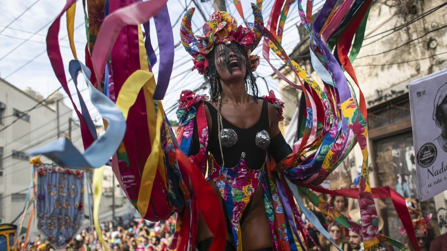 СНИМКИ AP: Карнавален ден в Бразилия, от сутрешно улично парти до вечерен парад на самба