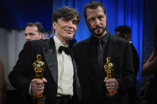 Cillian Murphy, winner of the award for best performance by an actor in a leading role for "Oppenheimer," left, poses with Mstyslav Chernov, winner of the award for best documentary feature film for "20 Days in Mariupol" at the Governors Ball after the Oscars on Sunday, March 10, 2024, at the Dolby Theatre in Los Angeles. (AP Photo/John Locher)