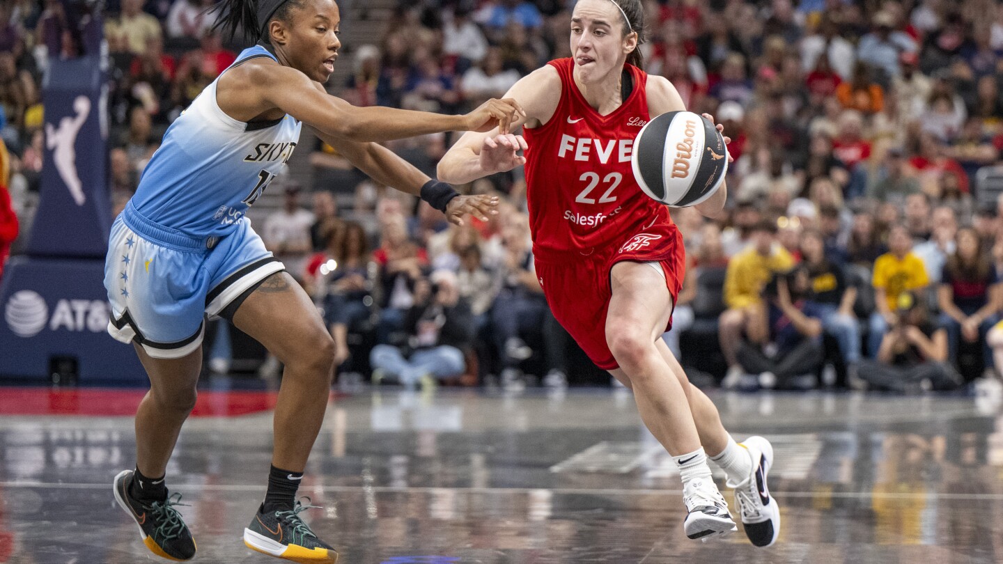 Kaitlyn Clark e Indiana Fever venceram Angel Reese e Chicago Sky para conquistar sua primeira vitória em casa por 71-70.