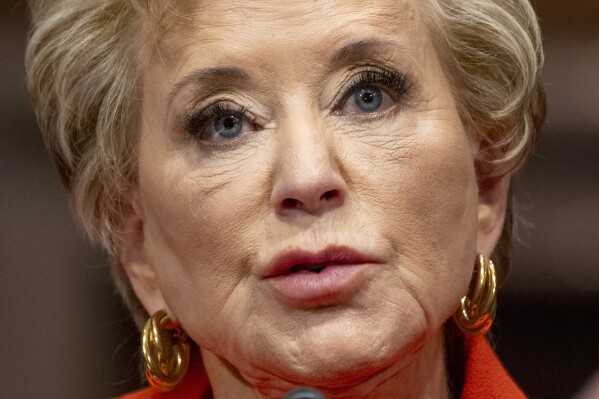 Linda McMahon, candidata ao secretário de Educação do presidente Donald Trump, fala durante uma audiência do Comitê de Saúde, Educação e Trabalho de sua indicação, quinta -feira, 13 de fevereiro de 2025, em Washington. (AP Photo/Jacquelyn Martin)