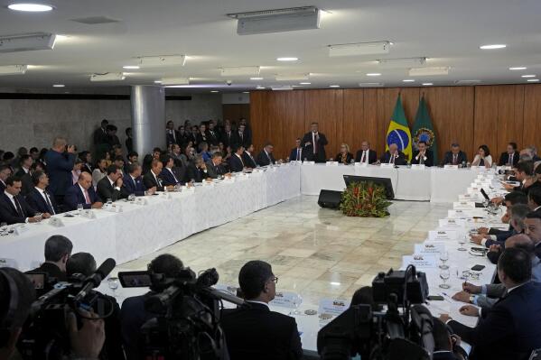 Brazil's Justice Minister Flavio Dino presents the government's proposals during a meeting regarding school security, at the Planalto Palace in Brasilia, Brazil, Tuesday, April 18, 2023. Educators, government security officials and school administrators have gathered to devise plans to deal with a wave of school violence that has left at least 4 children and one teacher dead. (AP Photo/Eraldo Peres)