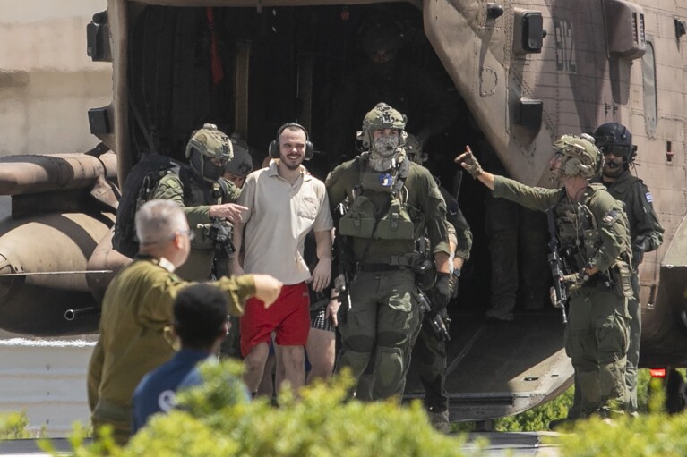 Andrei Kozlov, 27, der am 7. Oktober 2023 bei einem von der Hamas angeführten Angriff aus Israel entführt wurde, kommt am Samstag, den 8. Juni 2024, mit einem Hubschrauber im Sheba Medical Center in Ramat Gan, Israel, an. (AP Photo/Tomer Appelbaum)(AP Photo ) Presse/Tomer Appelbaum)