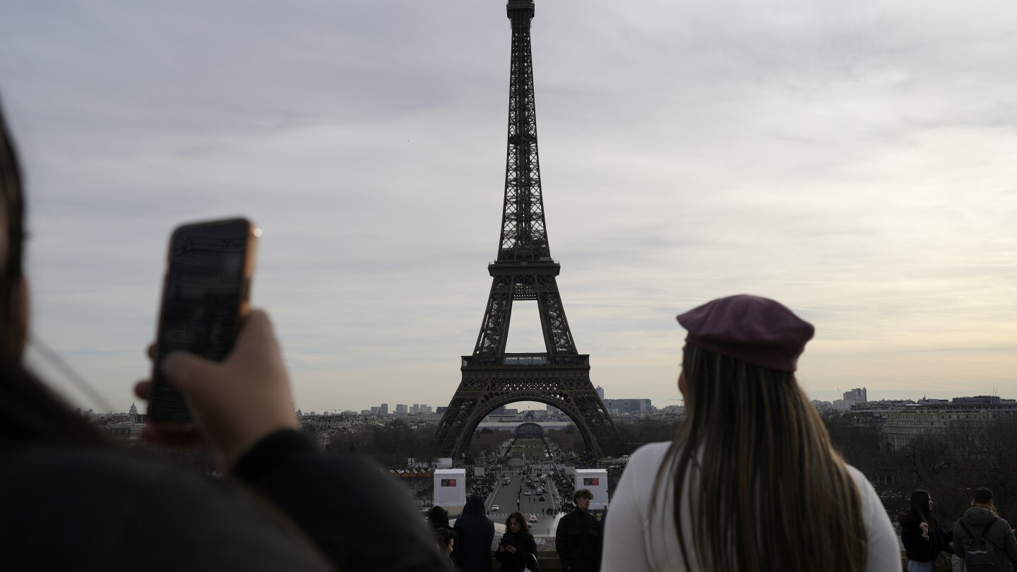 ПАРИЖ AP — Айфеловата кула беше затворена за посетители в