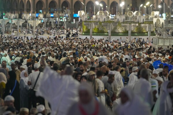 Peregrinos musulmanes rezan en la Gran Mezquita, durante el Hajj anual en La Meca, Arabia Saudita, el martes 11 de junio de 2024. (Foto AP/Rafiq Maqbool)