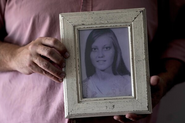 Pedro Sandoval, que fue un bebé robado durante la dictadura Argentina (1976-1983) y creció con una identidad distinta, enseña una fotografía de su madre biológica Liliana Fontana en Buenos Aires, Argentina, el lunes 7 de agosto de 2023. Los padres de Sandoval están entre los 30.000 desaparecidos registrados por organizaciones humanitarias y él fue identificado como un nieto en 2006. (AP foto/Natacha Pisarenko)