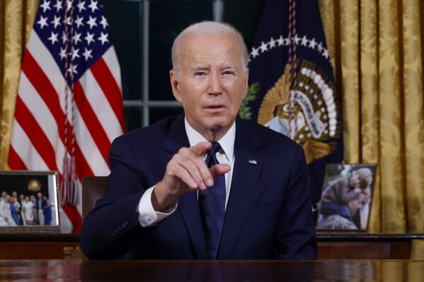 El presidente Joe Biden habla desde el Despacho Oval de la Casa Blanca el jueves 19 de octubre de 2023, en Washington, sobre la guerra en Israel y Ucrania. (Jonathan Ernst/Pool via AP)
