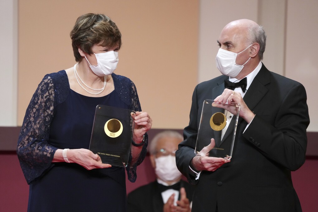 FILE - Japan Prize 2022 laureates Hungarian-American biochemist Katalin Kariko, left, and American physician-scientist Drew Weissman, right, pose with their trophies during the Japan Prize presentation ceremony Wednesday, April 13, 2022, in Tokyo. The Nobel Prize in medicine awarded to Katalin Karikó and Drew Weissman for enabling development of mRNA COVID-19 vaccines, it was announced on Monday, Oct. 2, 2023. (AP Photo/Eugene Hoshiko, Pool, File)