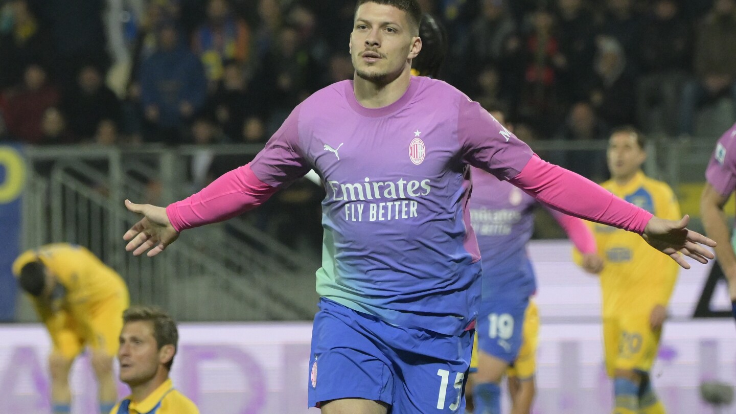Супер заместник Йович постигна победа с 3-2 за Милан във Фрозиноне, за да натрупа натиск върху Ювентус