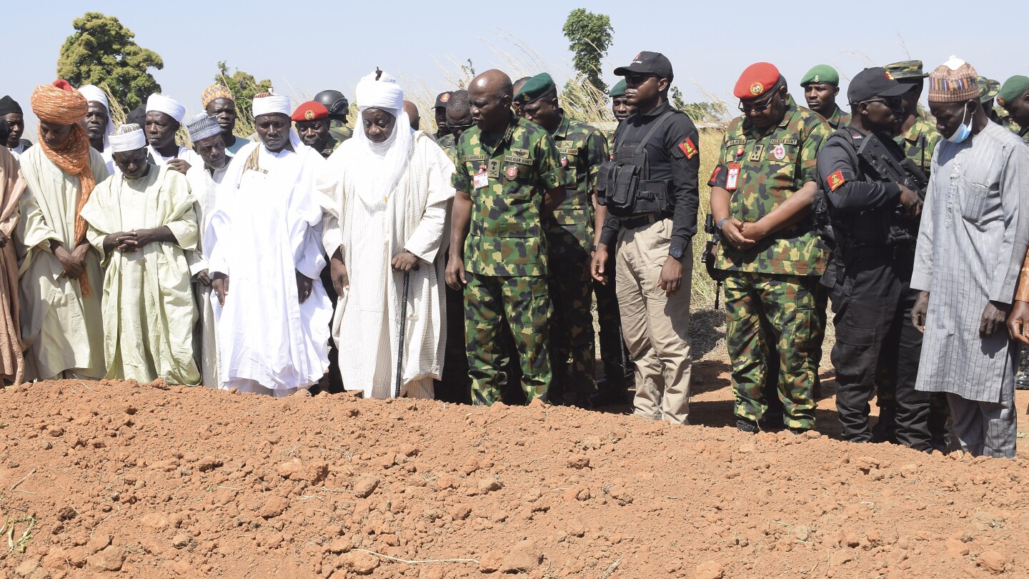 АБУДЖА Нигерия AP — Двама нигерийски военни ще бъдат изправени