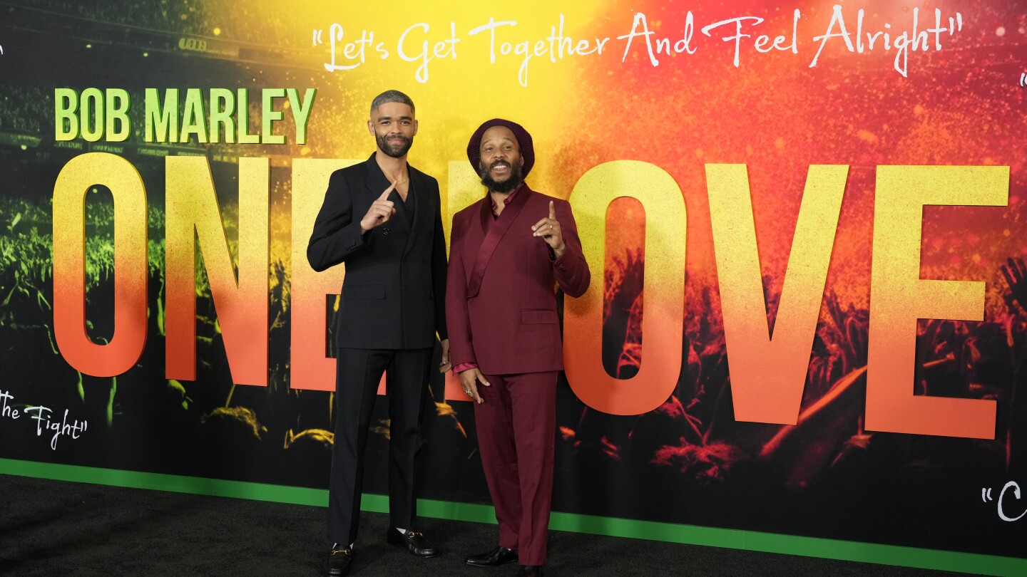 Kingsley Ben-Adir, izquierda, protagonista de "Bob Marley: One Love" posa con el hijo de Marley, Ziggy, en el estreno de la película "Bob Marley: One Love" el martes 6 de febrero de 2024, en Los Ángeles. (Foto AP/Chris Pizzello)