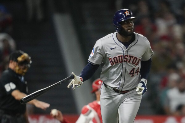 Yordan Álvarez de Houston mejora, pero no está seguro de cuándo regresará de su esguince de rodilla derecha | AP News