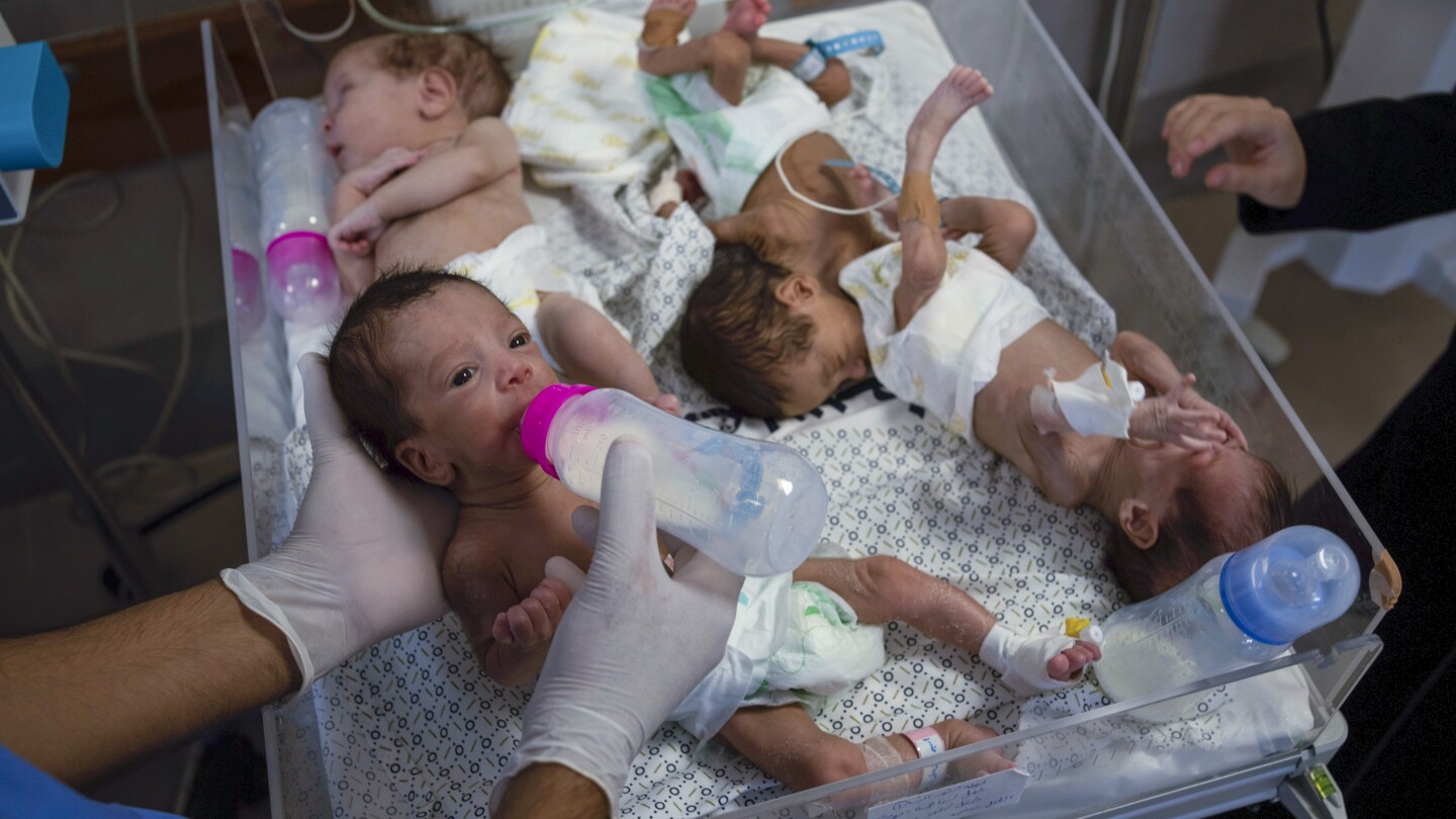 Памперси и бебешка формула трудно се намират в Газа, оставяйки родителите отчаяни
