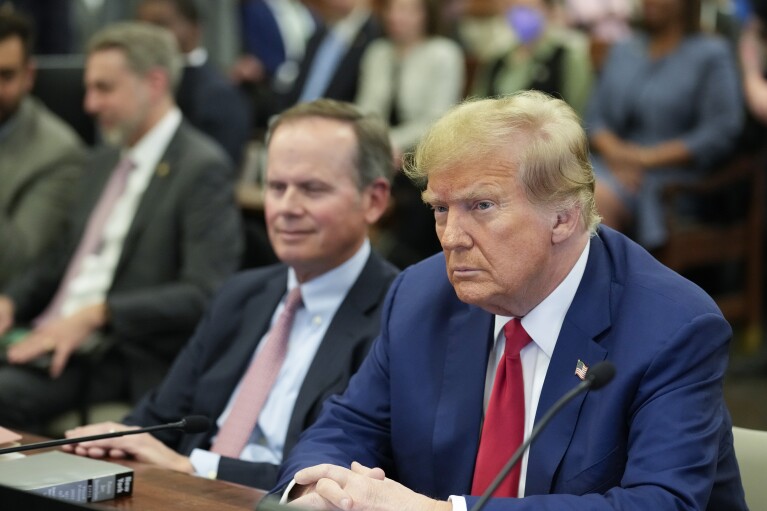 El expresidente Donald Trump se sienta en la sala del tribunal antes del inicio de los argumentos finales de su juicio civil por fraude empresarial en la Corte Suprema de Nueva York, el jueves 11 de enero de 2024, en Nueva York. (Foto AP/Seth Wenig, Piscina)