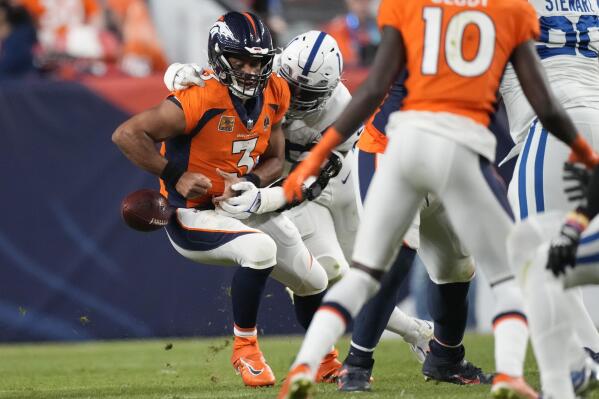 Broncos QB Russel Wilson, playing through right shoulder injury, received  injection after Thursday's game – Boulder Daily Camera