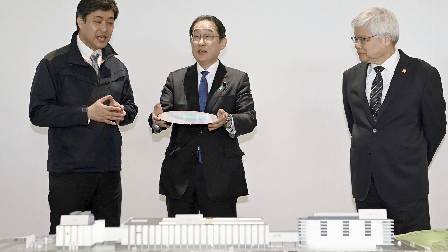ТОКИО АП — Японският премиер Фумио Кишида посети нов завод