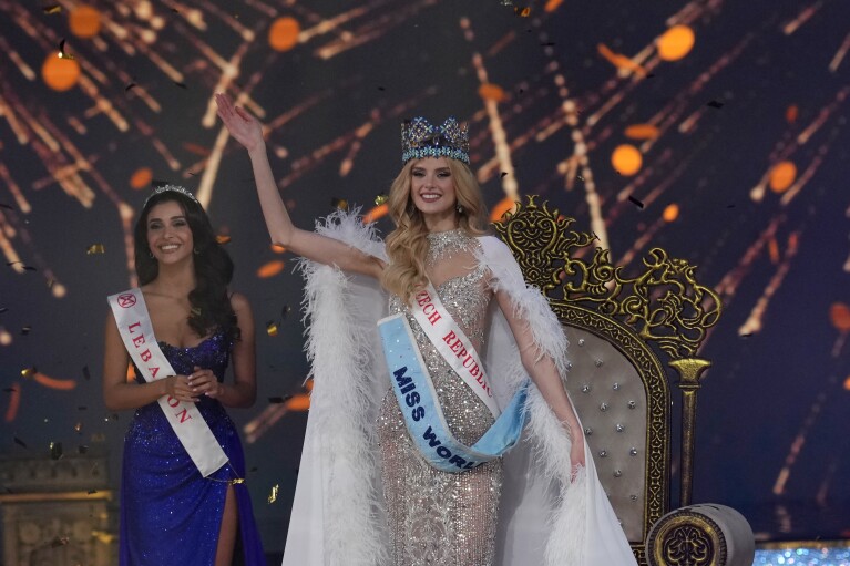 Kristina Peškova z České republiky mává poté, co byla korunována Miss World v indické Bombaji, v sobotu 9. března 2024. (AP Photo/Rajanesh Kakad)