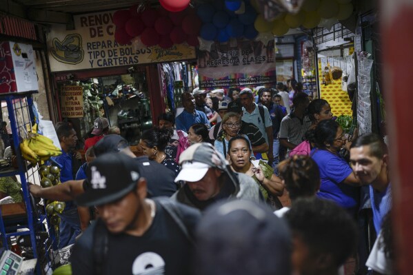 FILE - People shop at a street market in the Petare neighborhood of Caracas, Venezuela, Oct. 4, 2023. (AP Photo/Matias Delacroix, File)