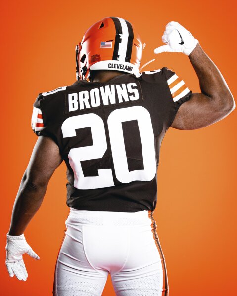 Retro look: Browns return to past, unveil classic uniforms
