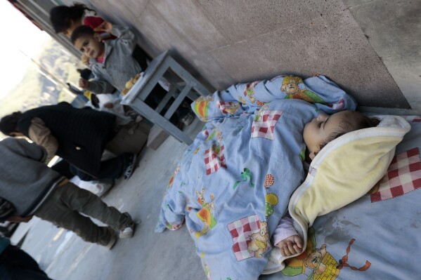 Ένα παιδί Αρμένιου από το Ναγκόρνο-Καραμπάχ κοιμάται στο έδαφος αφού έφτασε στο Γκόρις της Αρμενίας στην περιοχή Σιούνικ, Αρμενία, Πέμπτη, 28 Σεπτεμβρίου 2023. Η αυτονομιστική κυβέρνηση του Ναγκόρνο-Καραμπάχ ανακοίνωσε την Πέμπτη ότι θα αυτοδιαλυθεί και η μη αναγνωρισμένη δημοκρατία θα παύει να υπάρχει μέχρι το τέλος του έτους και οι Αρμένιοι αξιωματούχοι δήλωσαν ότι περισσότερο από το ήμισυ του πληθυσμού έχει ήδη εγκαταλείψει.  (AP Photo/Vasily Krestyaninov)