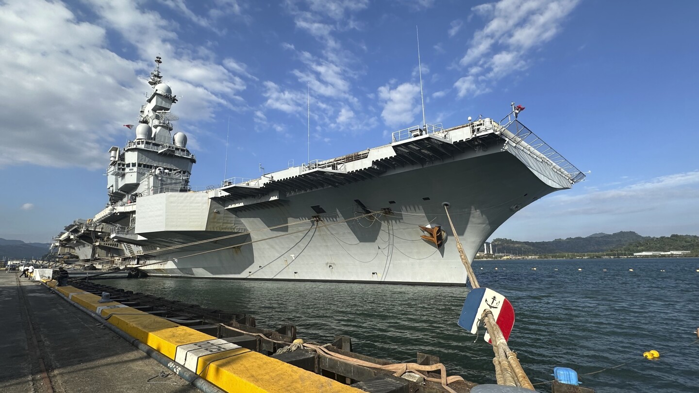 French airplane service phases struggle drills with Filipinos in disputed sea and visits Philippines