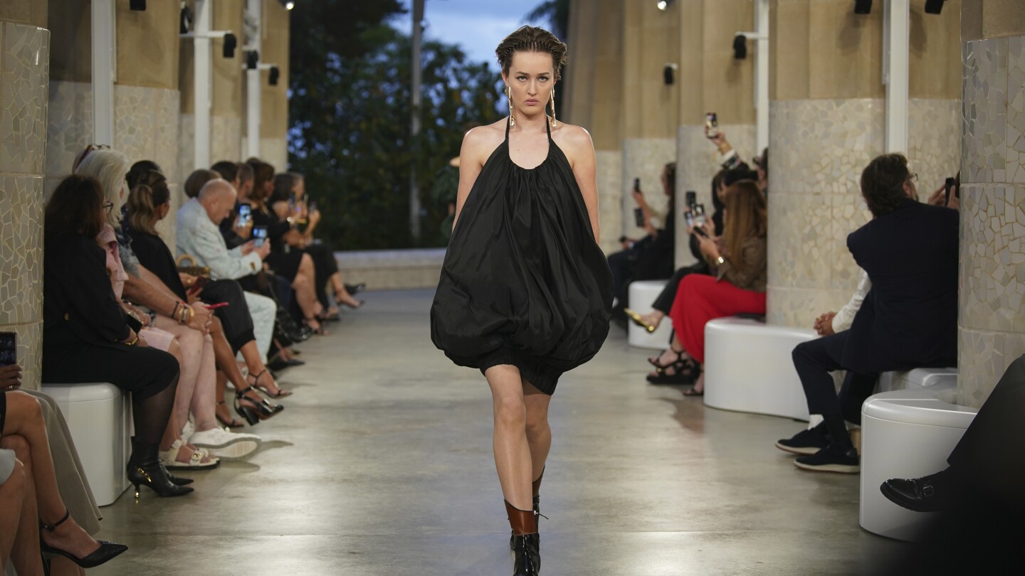 БАРСЕЛОНА Испания AP — Louis Vuitton представи най новите си модни