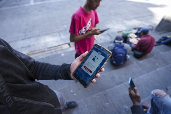 US Unveils New App for 'Self-Deportations'