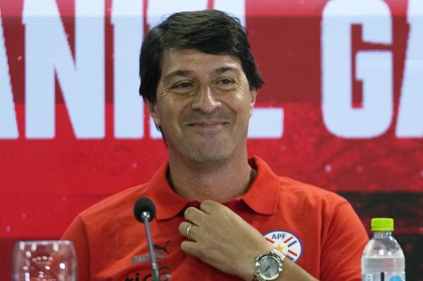 Daniel Garnero, nuevo técnico de la selección de Paraguay, al ser presentado el jueves 21 de septiembre de 2023, en Ypané. (AP Foto/Jorge Sáenz)