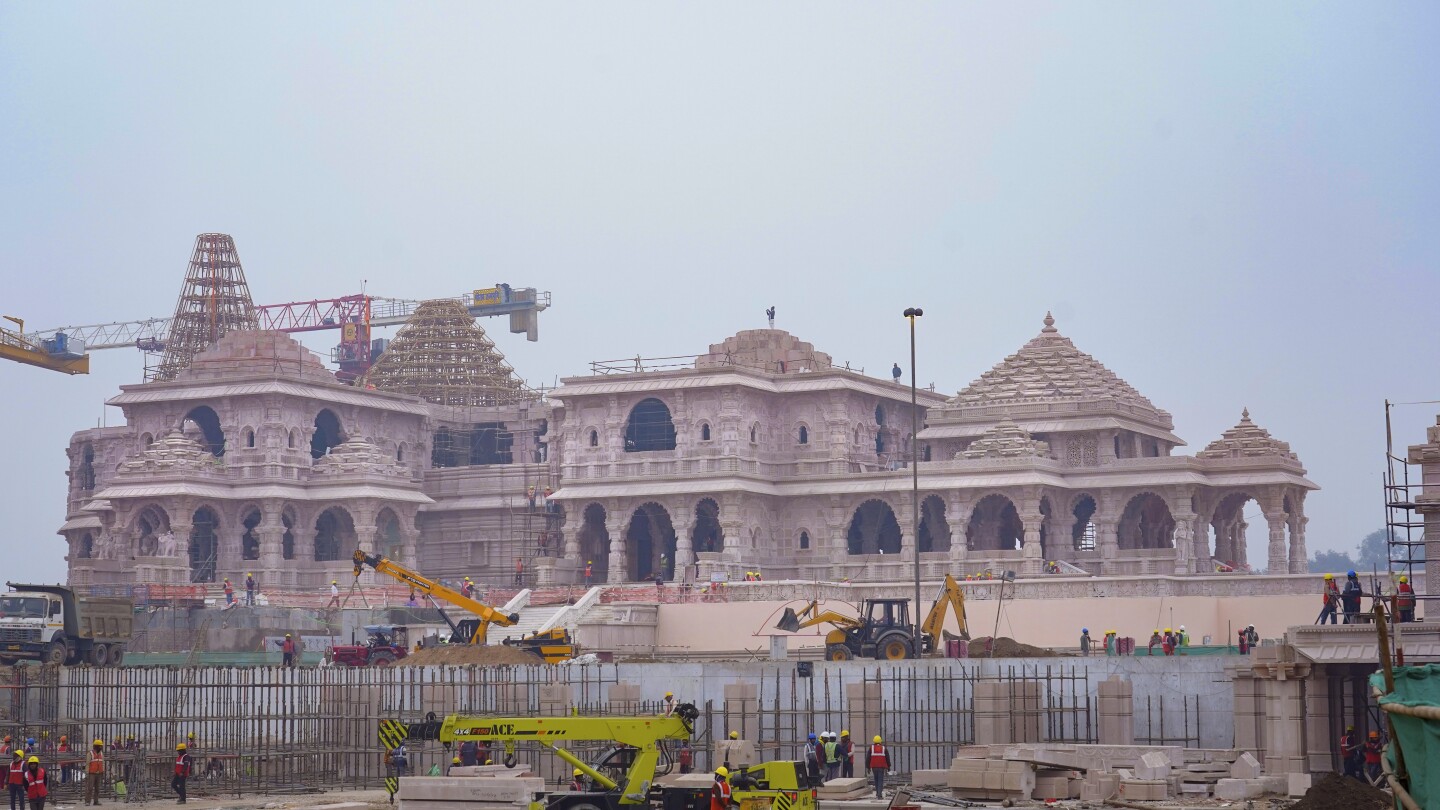 Хиндуистки храм, построен върху разрушена джамия в Индия, помага на Моди да засили политическото си положение