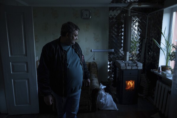 Andriy Gorghinskyy, de 49 años, en la casa de sus padres con calefacción autónoma en el pueblo de Malyutyanka, cerca de Kiev, Ucrania, el martes 10 de octubre de 2023. Muchos ucranianos esperan lo mismo o peor el próximo invierno y han pasado meses preparándose, incluida la recolección. leña y comprar generadores. (Foto AP/Alex Babenko)