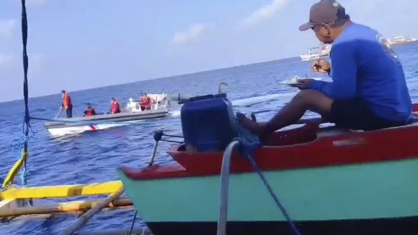 Филипински рибар към китайската брегова охрана в спорна плитчина: „Това не е вашата територия. Махай се.“