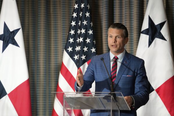 Bộ trưởng Quốc phòng Hoa Kỳ Pete Hegseth phát biểu trong cuộc họp báo tại Thành phố Panama, thứ Tư, ngày 9 tháng 4 năm 2025. (Ảnh AP/Matias Delacroix)
