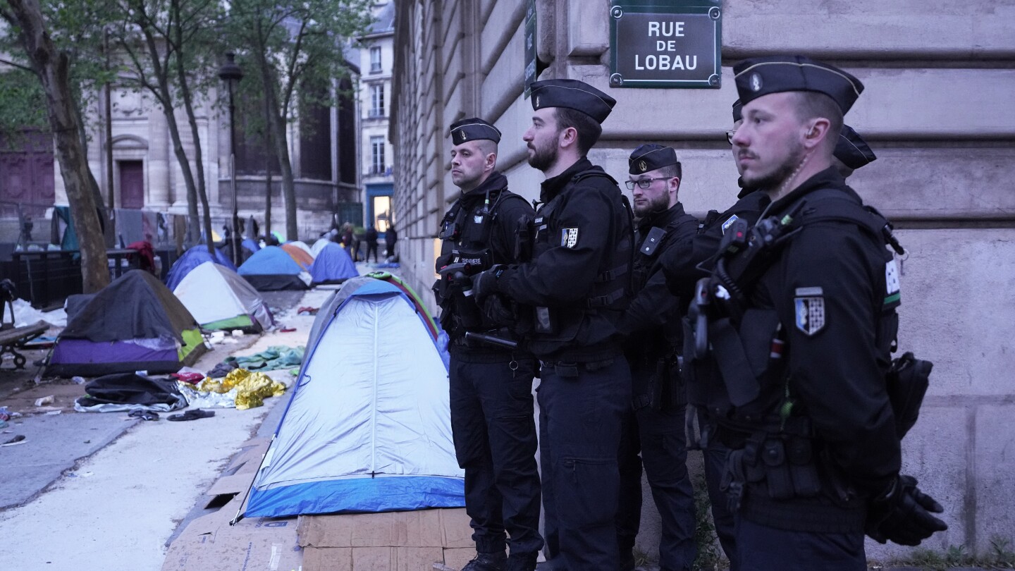 ПАРИЖ AP — Френската полиция изгони мигранти от импровизиран палатков