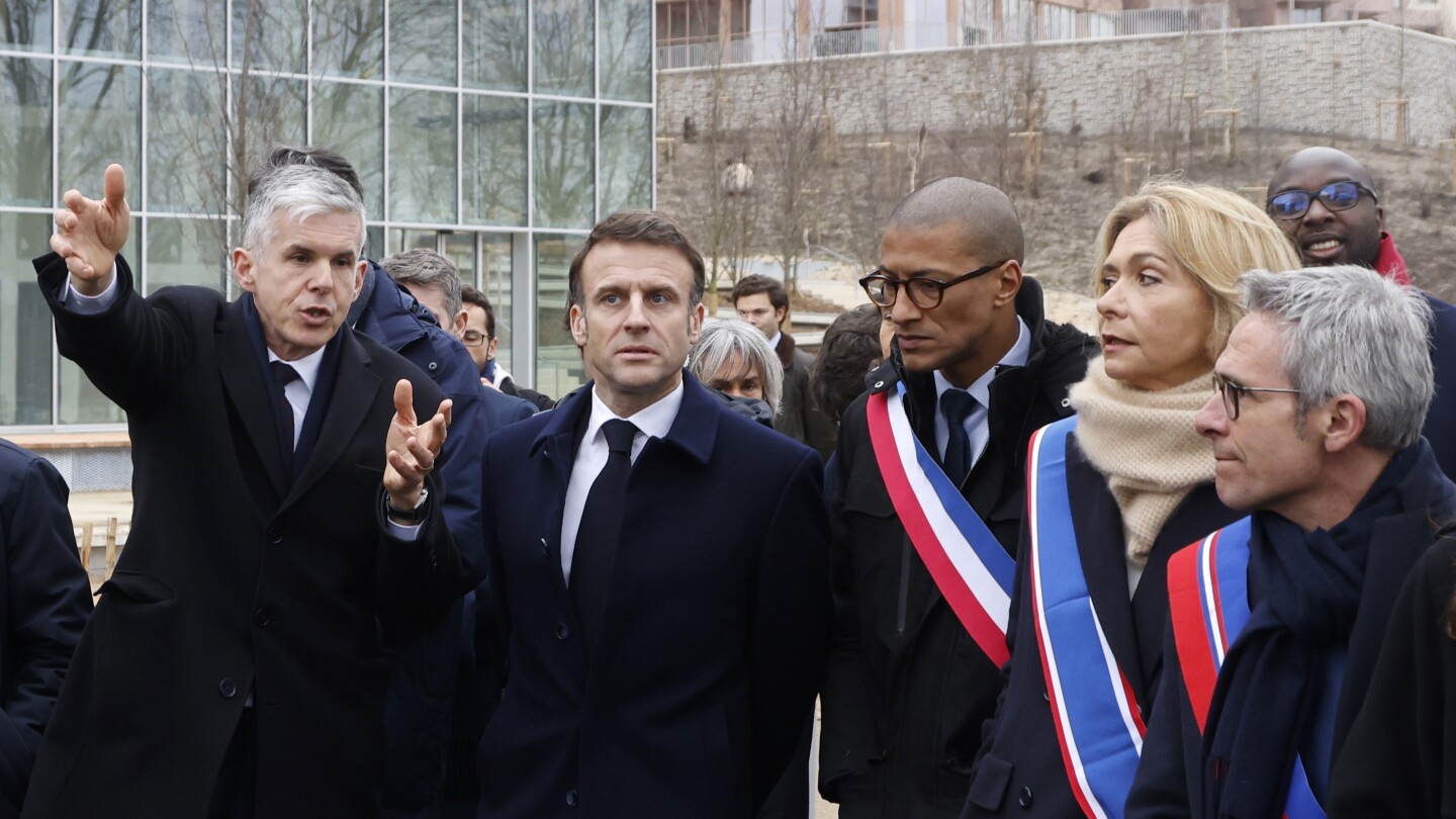 Френският президент Еманюел Макрон смело обеща да плува в река