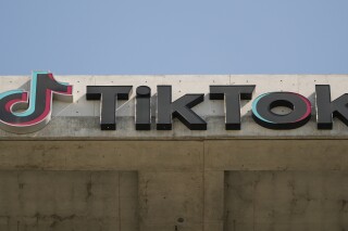 TẬP TIN - Một tấm biển TikTok được hiển thị trên tòa nhà của họ ở Thành phố Culver, California, ngày 11 tháng 3 năm 2024. (Ảnh AP / Damian Dovarganes, Tệp)