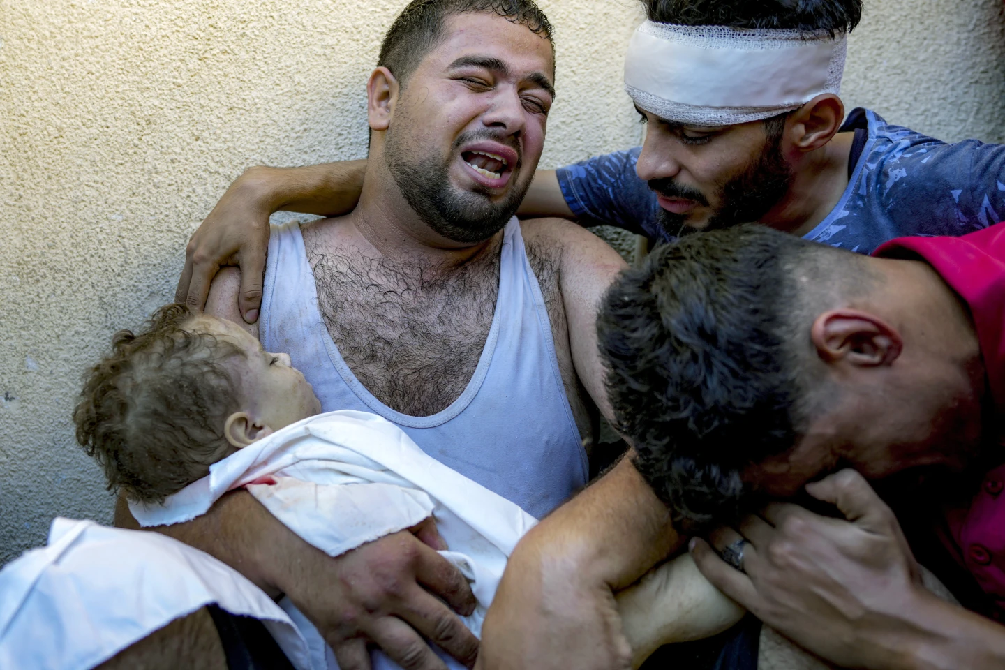 Israel hts central Gaza, killing 60
