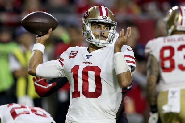 El quarterback de los 49ers de San Francisco Jimmy Garoppolo lanza un pase en la primera mitad del juego ante los Cardenales de Arizona, el jueves 31 de octubre de 2019, en Glendale, Arizona. (AP Foto/Ross D. Franklin)