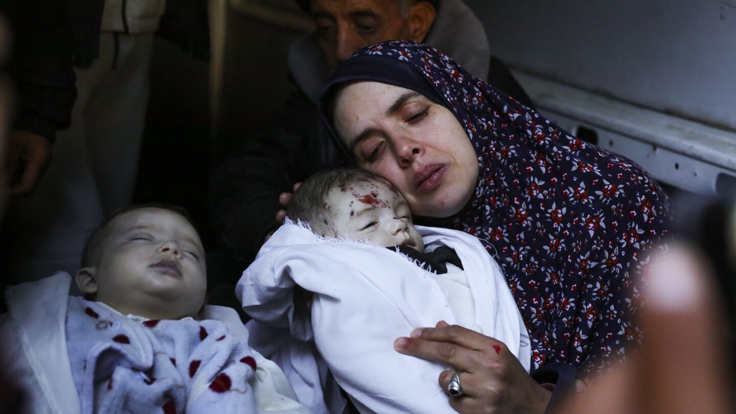 Setelah 10 tahun mencoba, seorang wanita Palestina melahirkan anak kembar.  Mereka terbunuh oleh serangan Israel