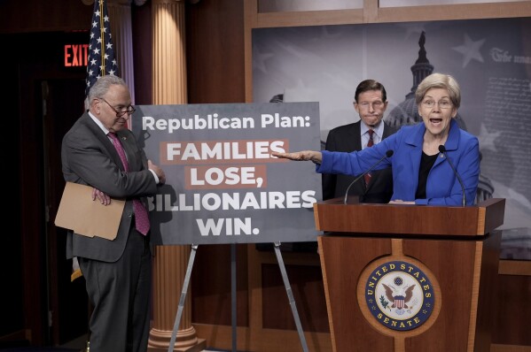 Lãnh đạo phe thiểu số tại Thượng viện Chuck Schumer, DN.Y., từ trái sang, và Thượng nghị sĩ Richard Blumenthal, D-Conn., lắng nghe Thượng nghị sĩ Elizabeth Warren, D-Mass., phát biểu về kế hoạch ngân sách do Đảng Cộng hòa hậu thuẫn trong một cuộc họp báo tại Điện Capitol, Washington, thứ năm, ngày 3 tháng 4 năm 2025. (Ảnh AP/J. Scott Applewhite)