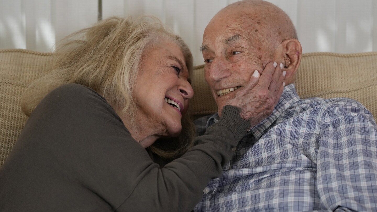 Ветеран от Втората световна война току-що се ожени за булката си близо до плажовете на Деня D в Нормандия. Той е на 100, тя е на 96