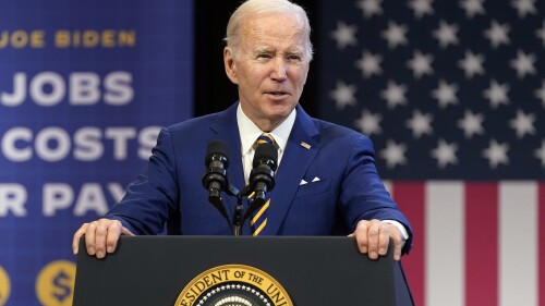 ARCHIVO - El presidente Joe Biden habla sobre la economía a los miembros del sindicato en el IBEW Local Union el 26 de febrero de 2023 en Lanham, Maryland. Mientras se postula para un segundo mandato, el presidente Joe Biden ha logrado avances en cortejar al ala izquierda de su partido.  Muchos progresistas han aplaudido los fuertes aumentos del gasto federal en importantes programas sociales y energía verde, y los nuevos intentos del presidente de ofrecer alivio de la deuda estudiantil después de que la Corte Suprema anulara sus esfuerzos originales para hacerlo.  (Foto AP/Evan Vucci, archivo)