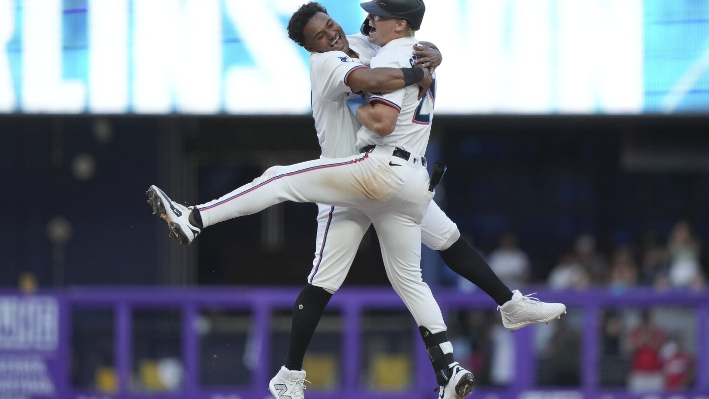 Marlins defeat Pirates 5-4 on Stowers' 9th-inning single