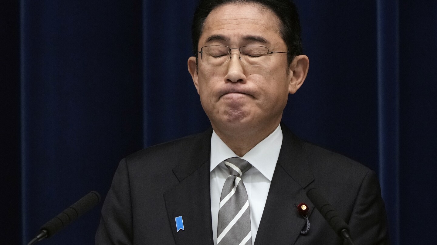 Кишида казва, че съжалява за скандала с финансите на управляващата партия и ще работи върху частични промени в своя кабинет