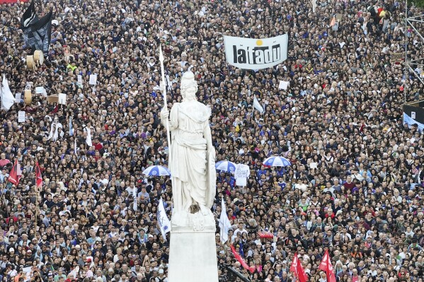 Demonstranten verzamelen zich buiten het presidentiële paleis Casa Rosada tijdens een mars waarin ze meer financiering eisen voor openbare universiteiten en om te protesteren tegen de bezuinigingsmaatregelen voorgesteld door president Javier Miley, in Buenos Aires, Argentinië, dinsdag 23 april 2024. (AP Photo/Rodrigo Abdel)