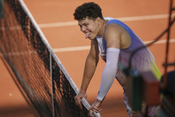 Ben Shelton of the U.S. reacts as he plays Italy's Matteo Gigante during their third round match of the French Tennis Open, at the Roland-Garros stadium, in Paris, Friday, May 30, 2025. (AP Photo/Thibault Camus)
